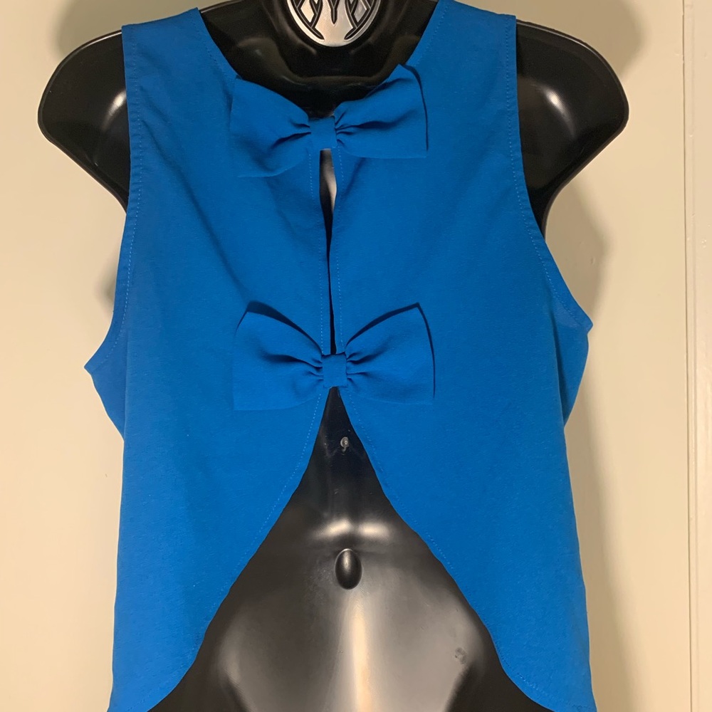 Mid back open blue blouse with bows